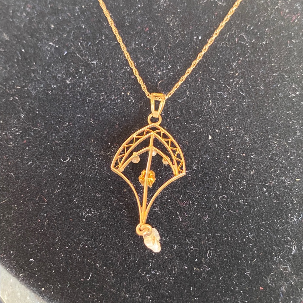 Elegant Gold Pendant Necklace - Picture 3 of 4